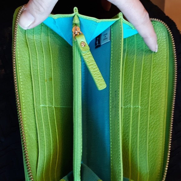 Large Kate Spade Green Zip Around Wallet. - Picture 8 of 8